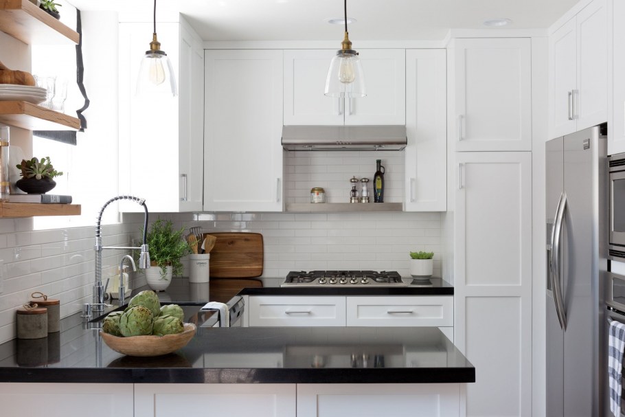 Маленькая кухня в светлых тонах дизайн