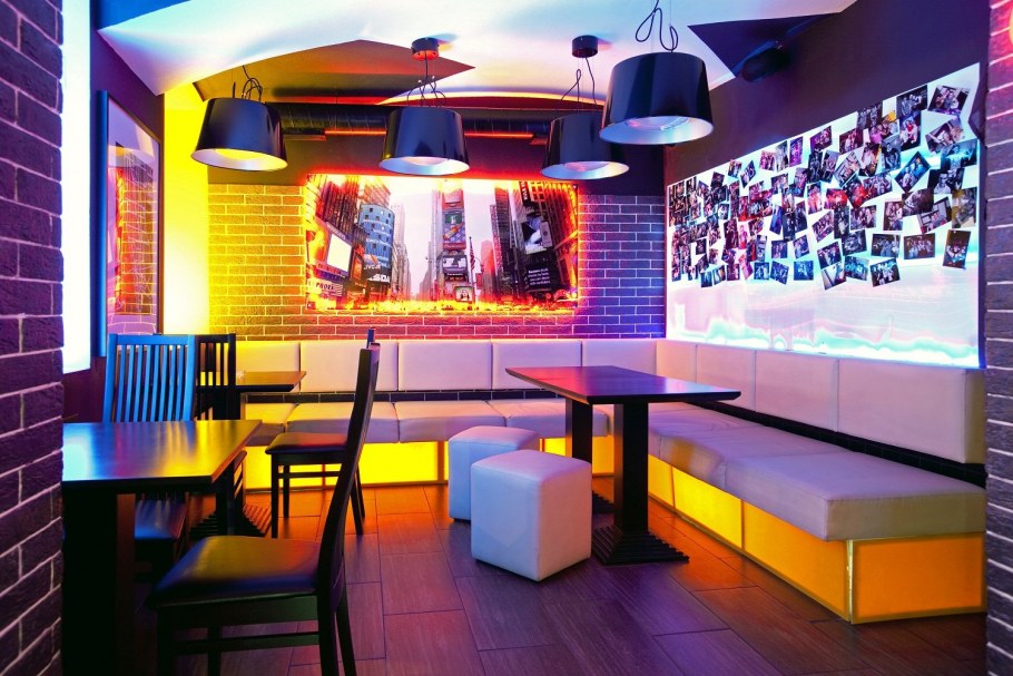 Интерьер кафе в мятном цвете