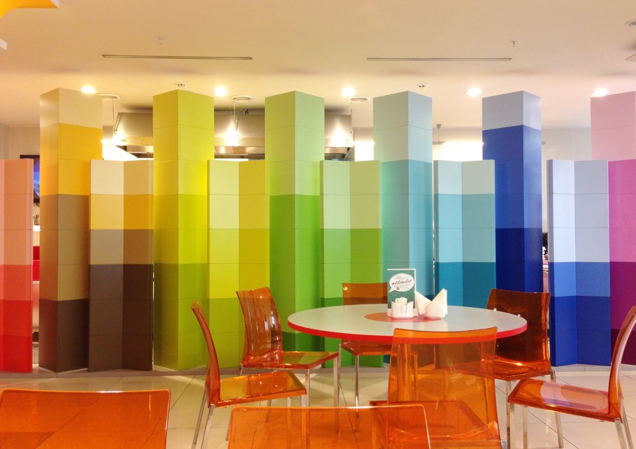 Интерьер кафе в ярких цветах