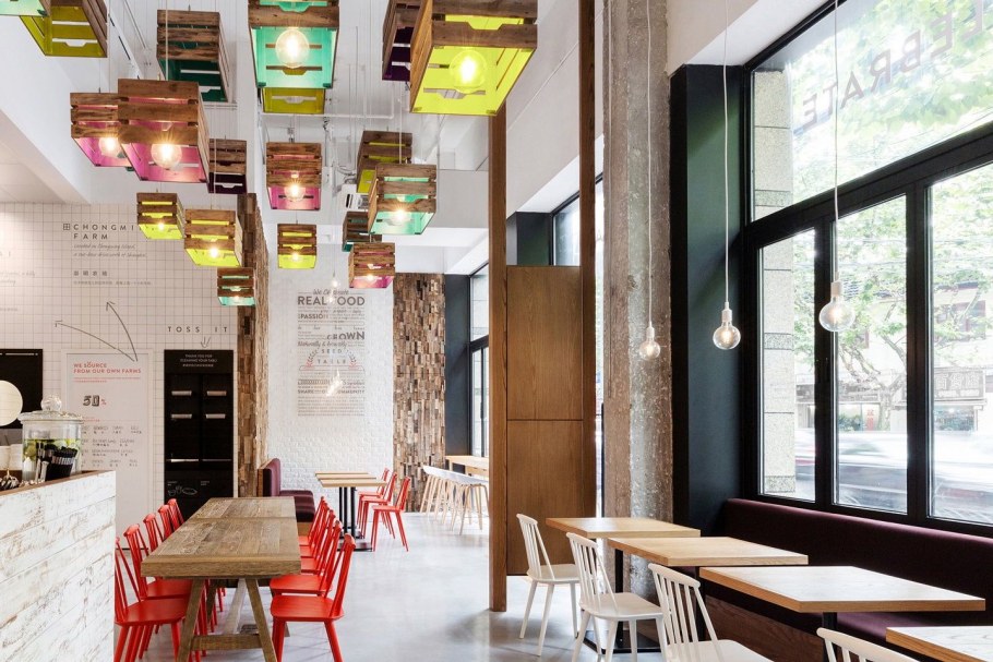 Потолок в кафе в ярких цветах