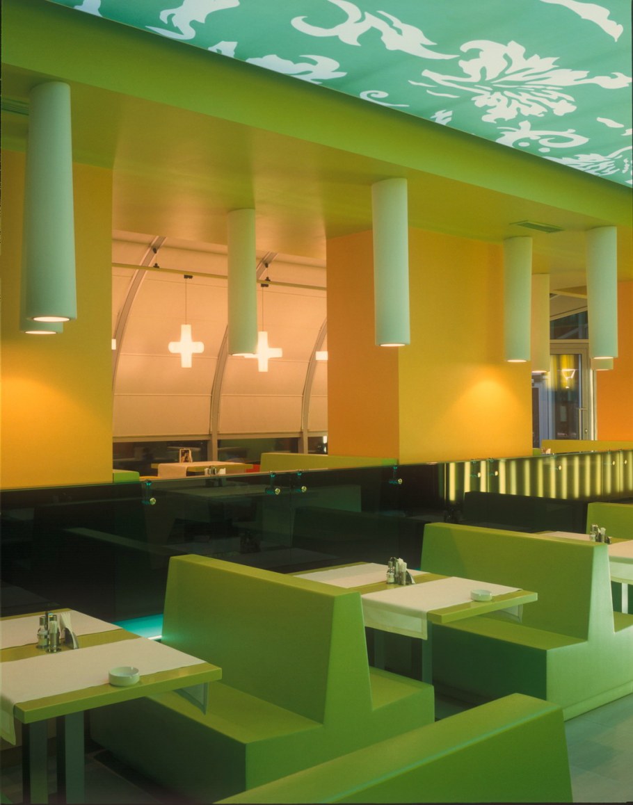 Интерьер кафе в оранжевых тонах