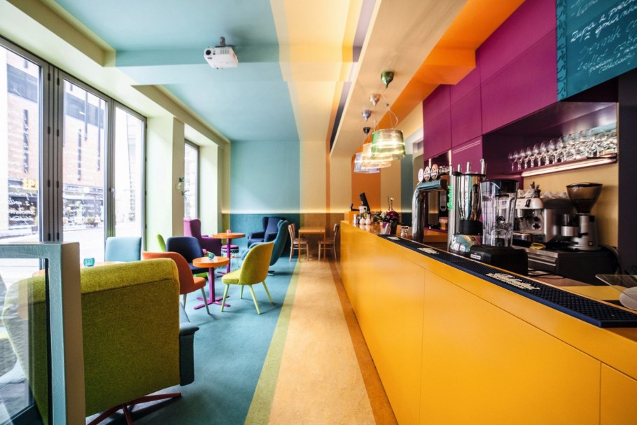 Яркий интерьер ресторана