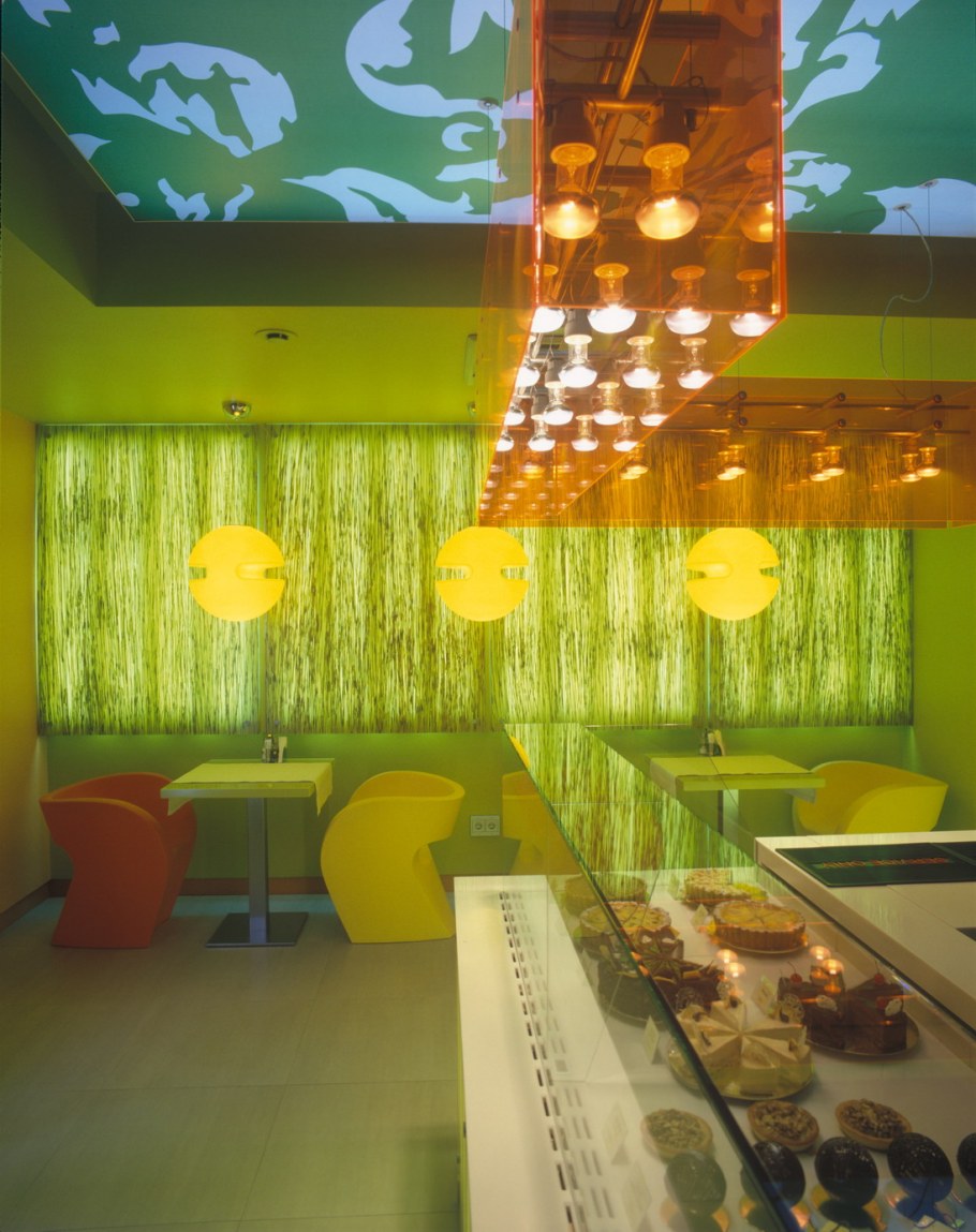 Разноцветный интерьер кафе