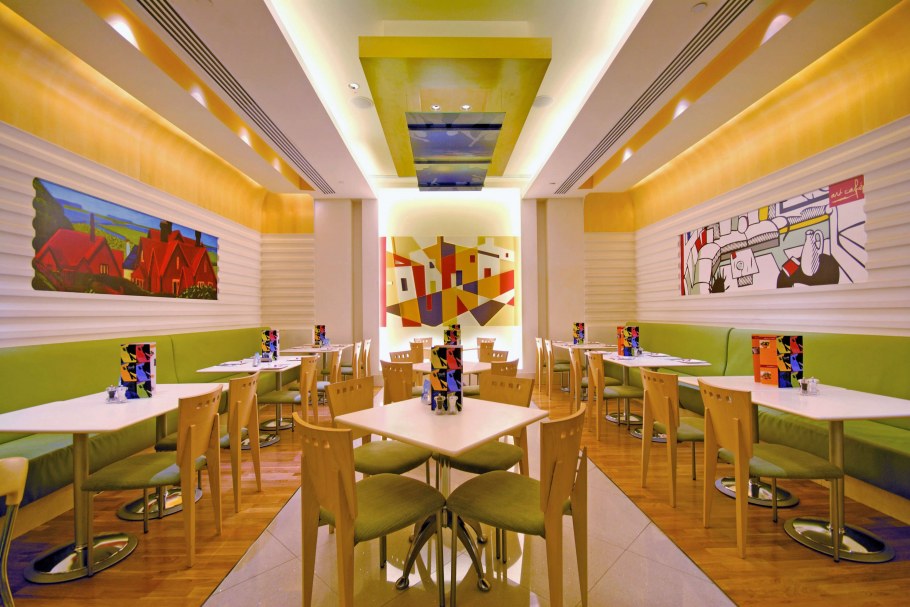 Яркий интерьер кафе