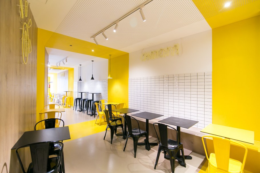 Яркие стулья в интерьере