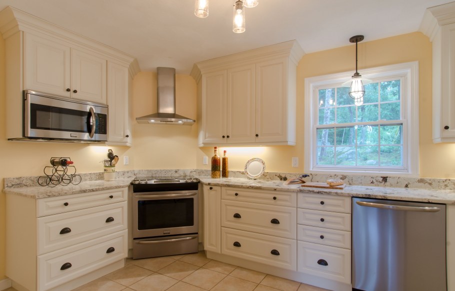 Кухня со встроенной микроволновкой