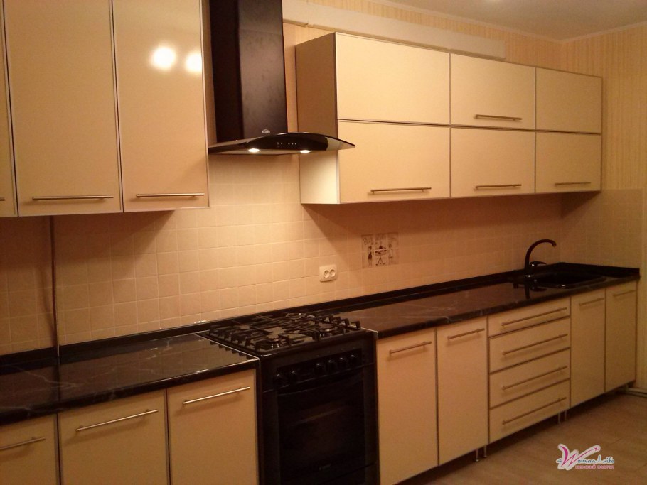 Бежевый кухонный гарнитур с бежевой столешницей