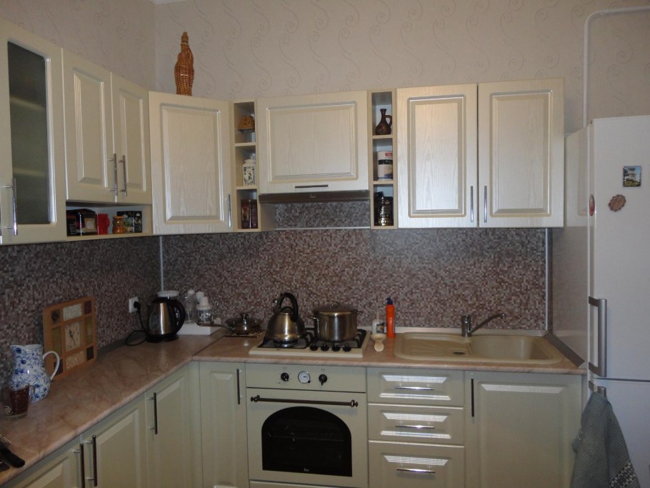 Кухонный гарнитур светлый угловой в кухню 10 кв м