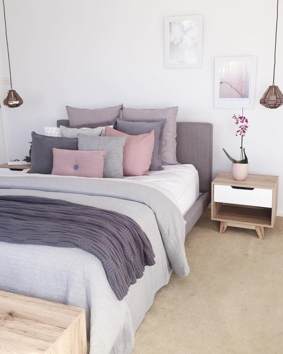 Сливовые стены в интерьере