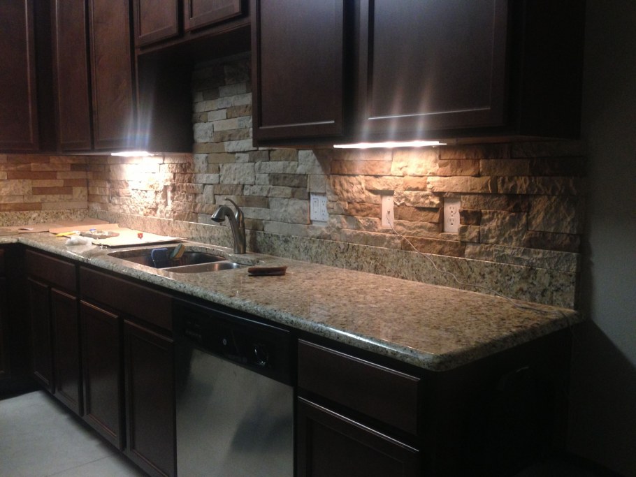 Отделка кухни под кирпич