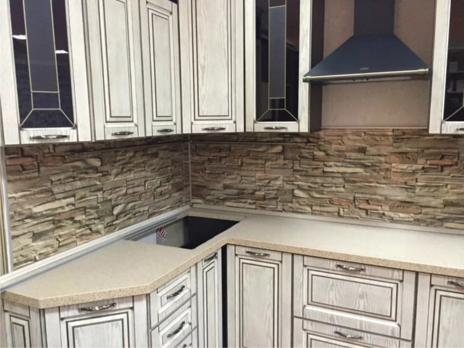 Стеклянный фартук под камень