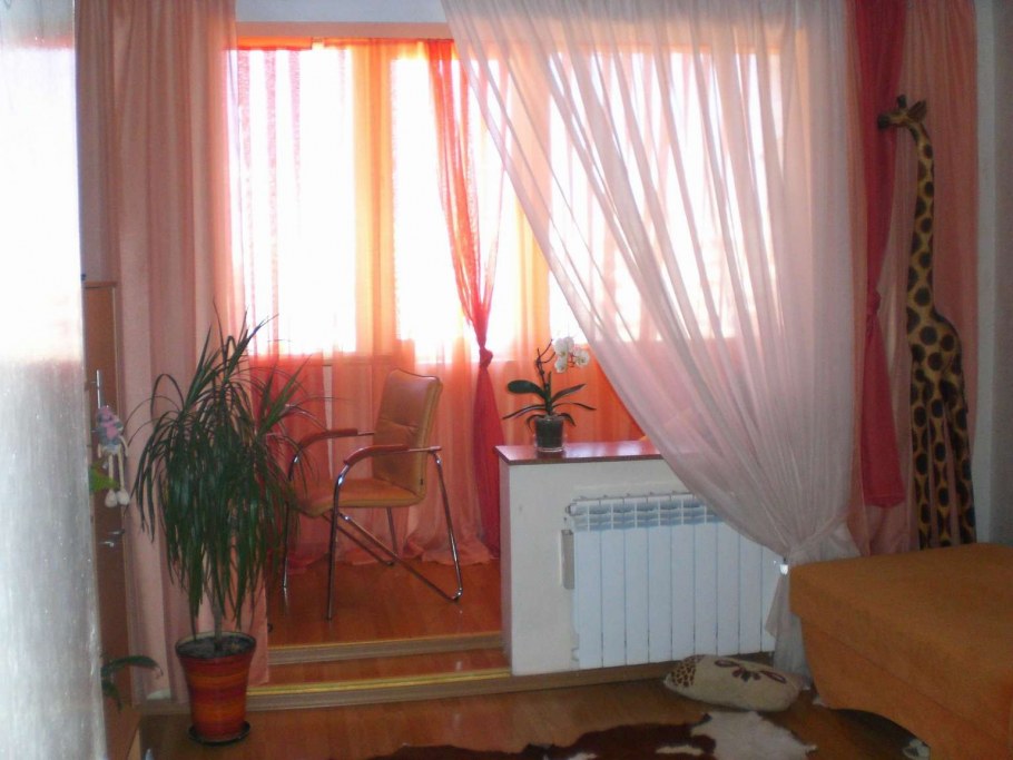 Расширенная за счёт балкона комната