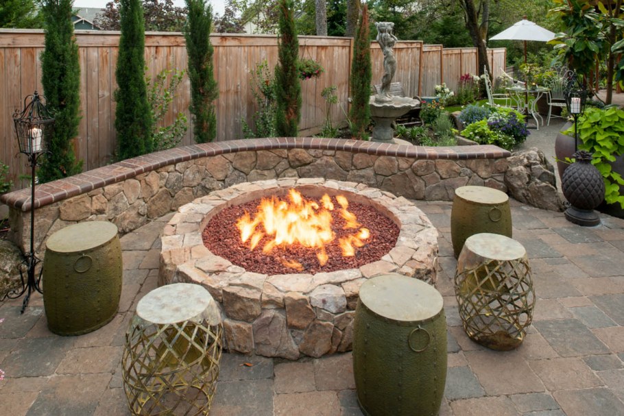 Кострище с пеньками на даче