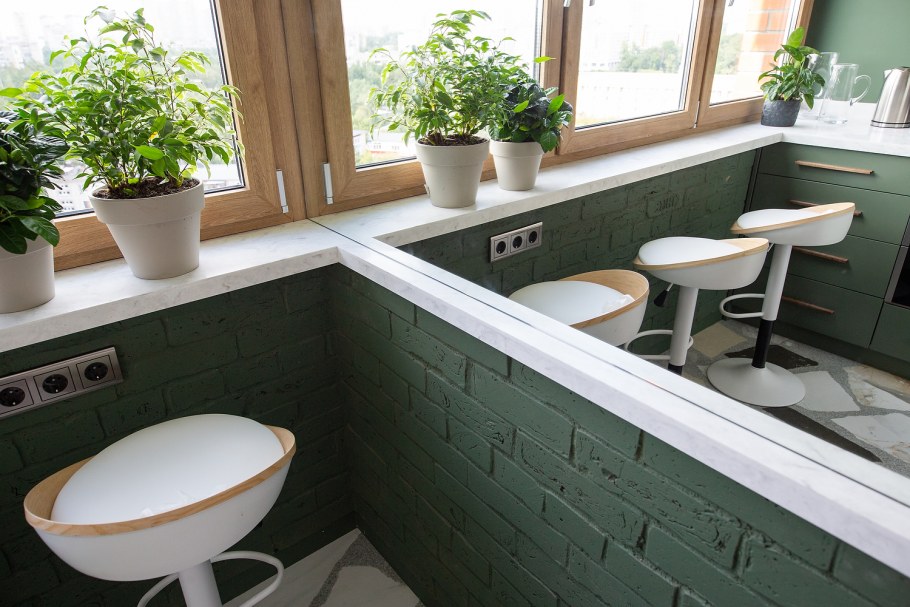 Стол вместо подоконника на кухне с балконом