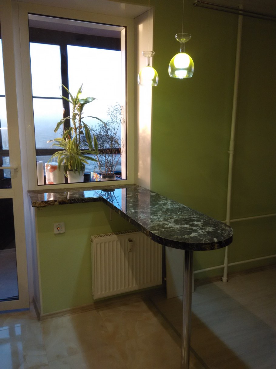 Маленькая кухня Объединенная с балконом