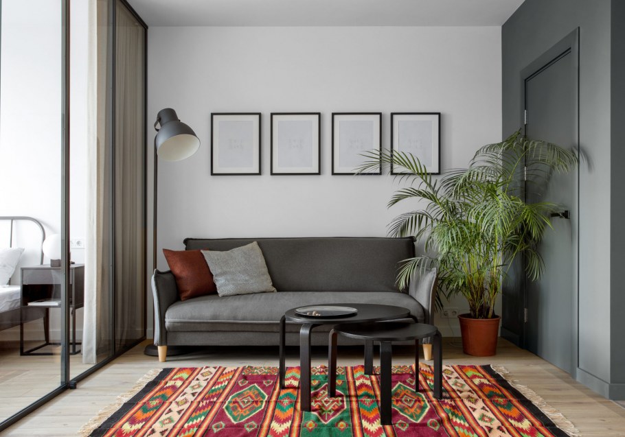 Интерьер стен небольшой комнаты с диваном