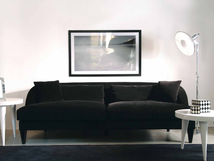 Серый кожаный диван в интерьере