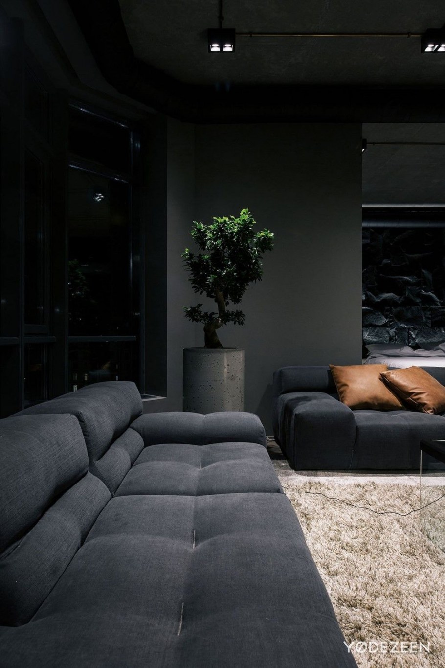 Гостиная с черным диваном