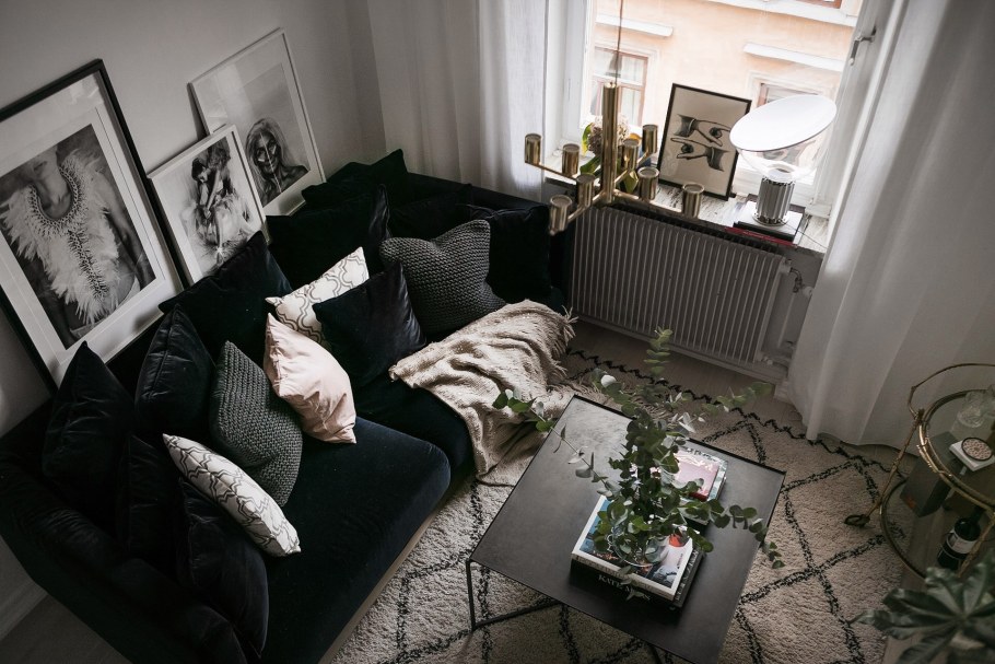 Темно-синий диван в интерьере