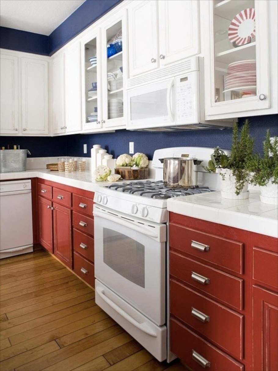 Кухня в крамносинем цвете