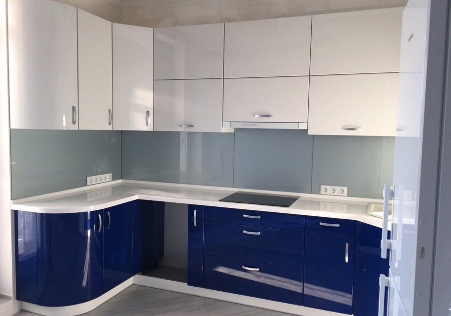 Синяя глянцевая кухня
