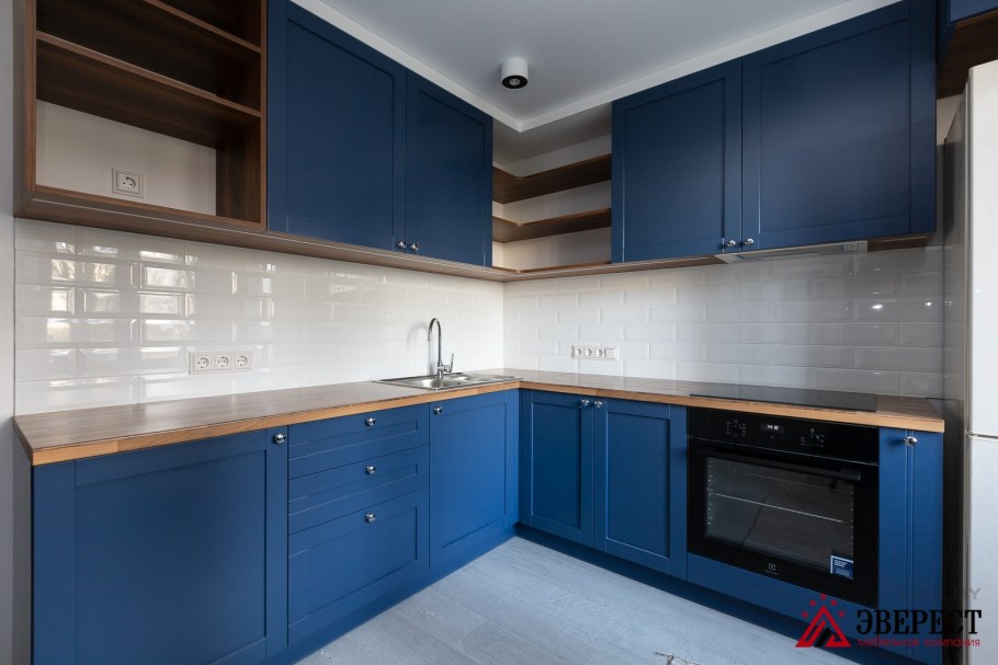 Фасады на кухню синие с фрезеровкой