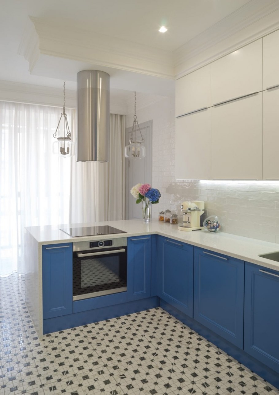 Сине белая кухня Неоклассика