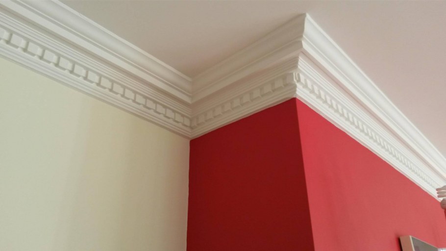 Потолочный плинтус из полиуретана