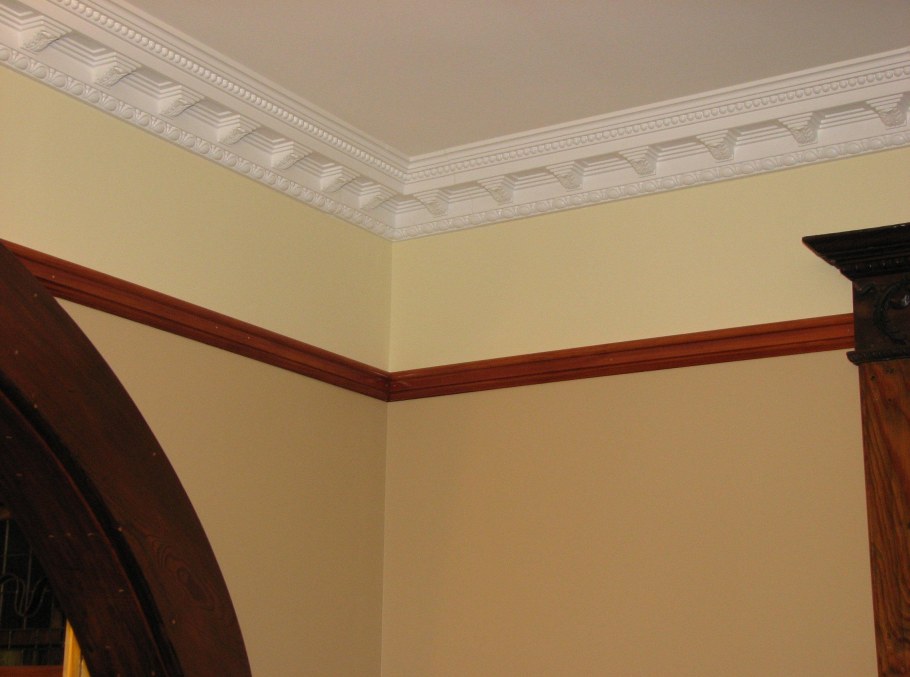 Молдинг между стеной и потолком