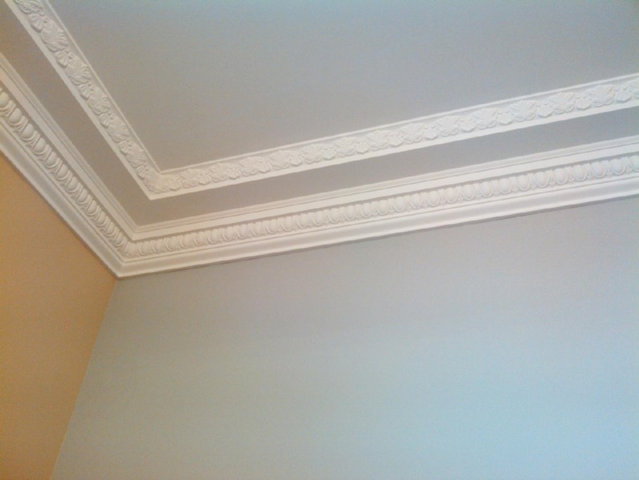 Стык молдинга и потолочного плинтуса