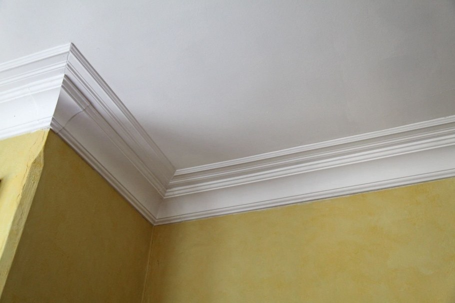 Стильные багеты на потолке