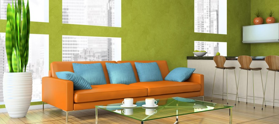 Оранжевый диван в зеленой комнате