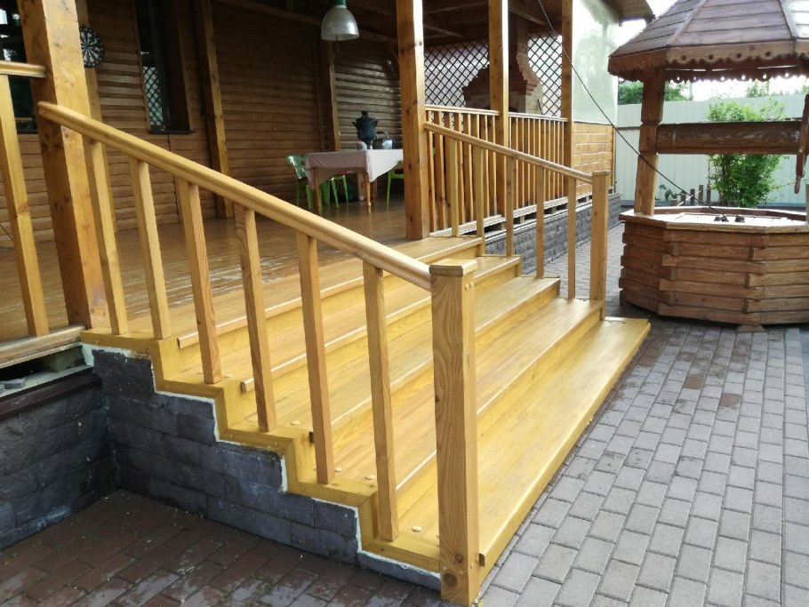 Деревянные перила для крыльца