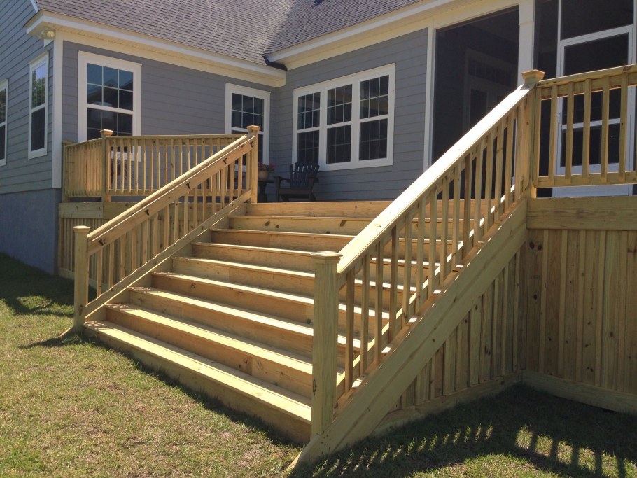 Оригинальная лестница на террасу