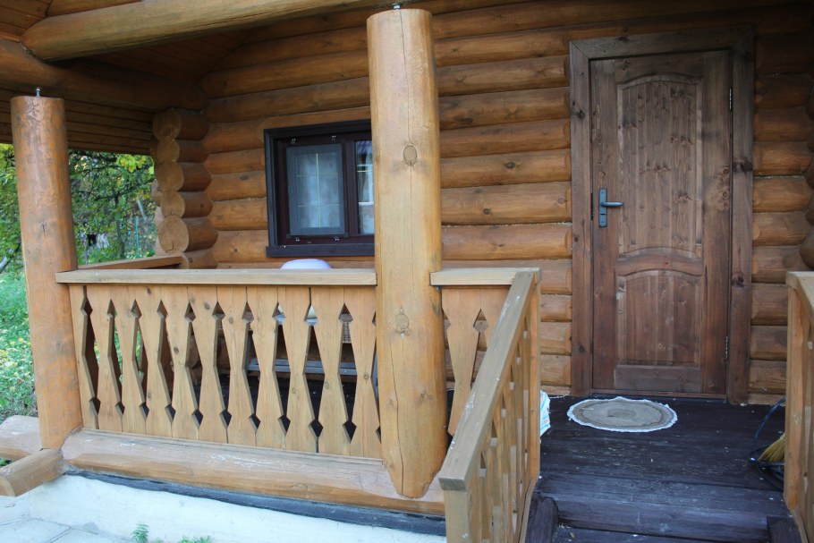 Крыльцо из бревна к дому