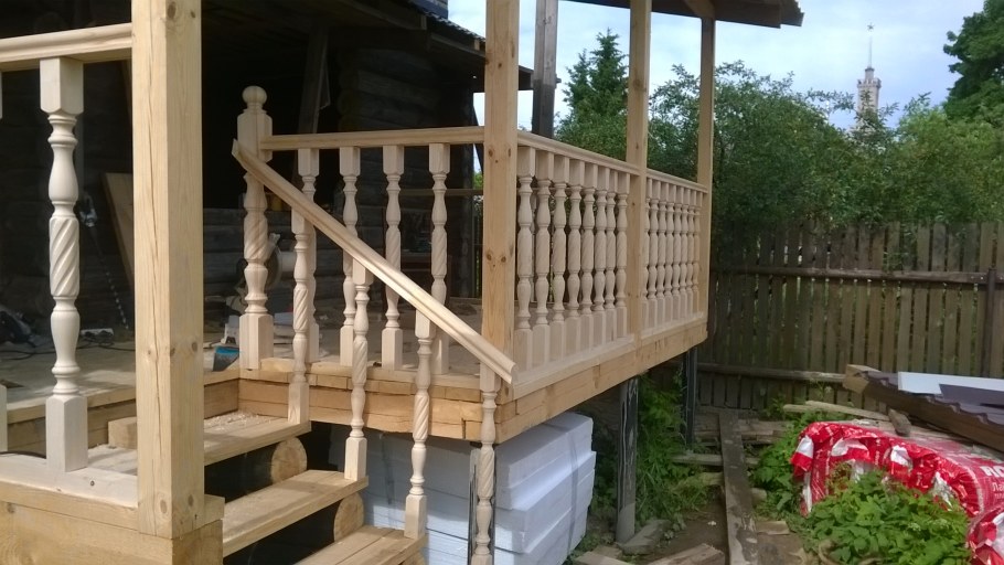 Деревянные балясины на веранде