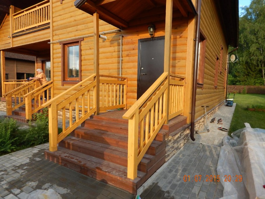 Окрашивание перил крыльца