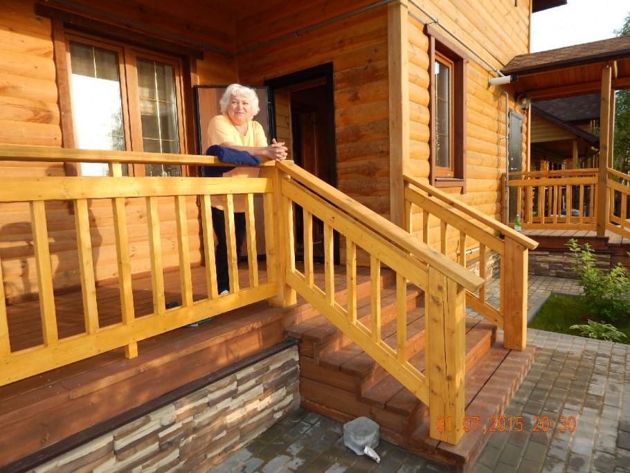 Перила для крыльца для дачного дома из дерева