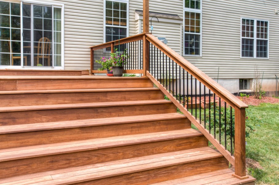 Красивое деревянное крыльцо