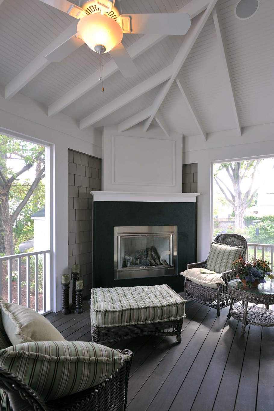 Гостиная с угловым камином в загородном доме