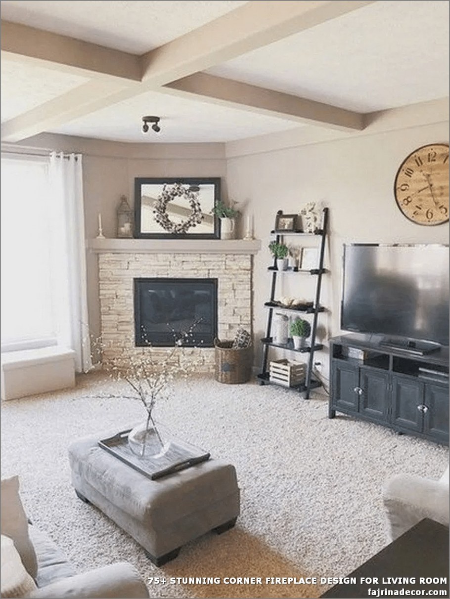 Камин в гостиной с высокими потолками