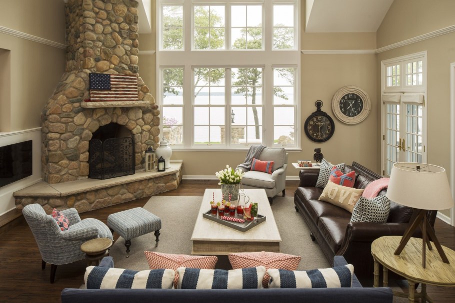 Камин между окнами