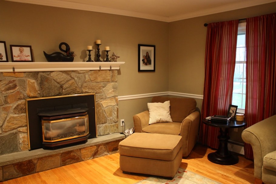 Угловой камин в интерьере гостиной