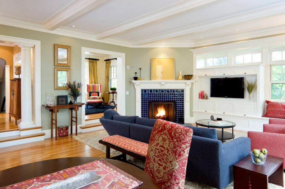 Угловой камин в двух этажнлй гостиной