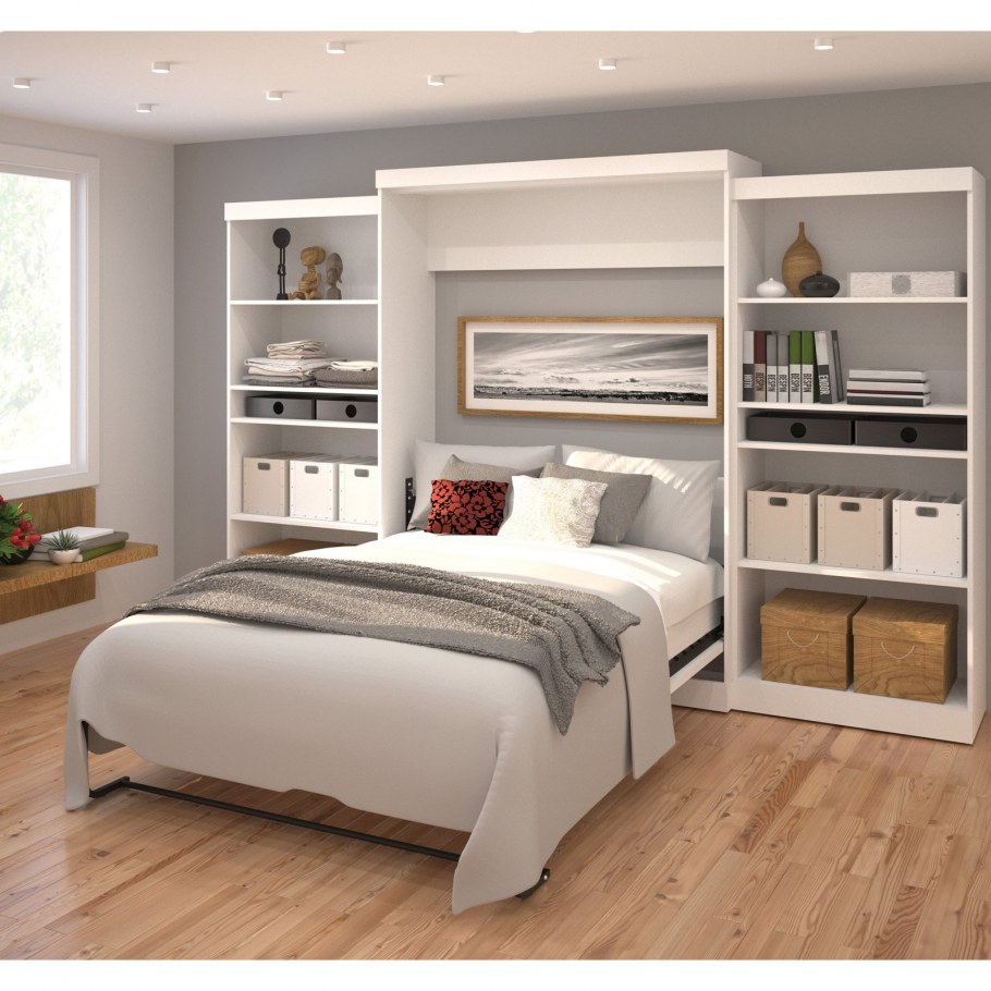 Стеллажи вокруг кровати