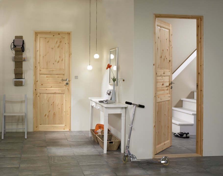 Двери из массива сосны в интерьере