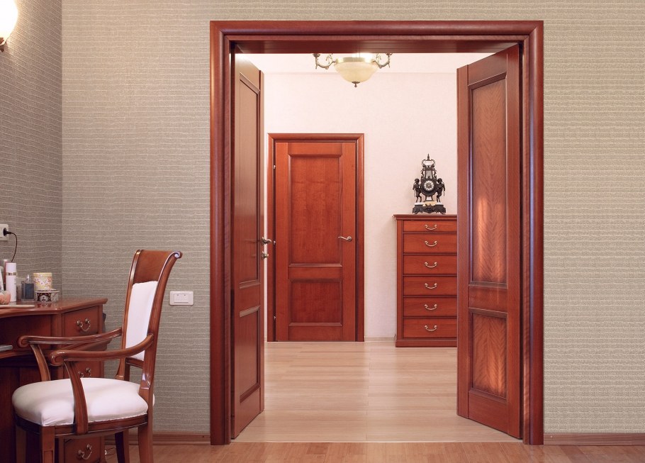 Двери красное дерево в интерьере