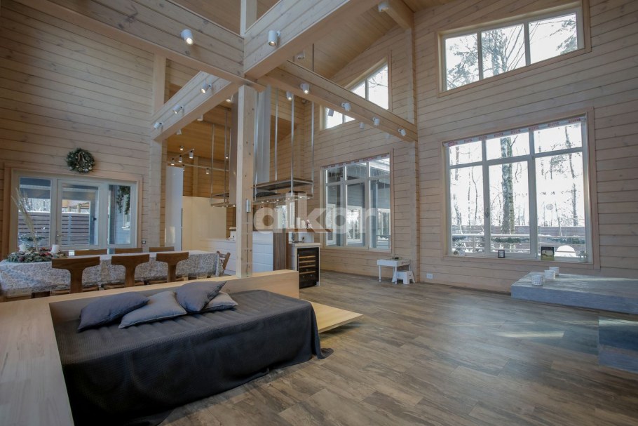 Деревянный дом со вторым светом