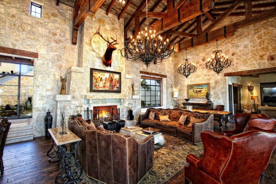 Гостиная в замковом стиле