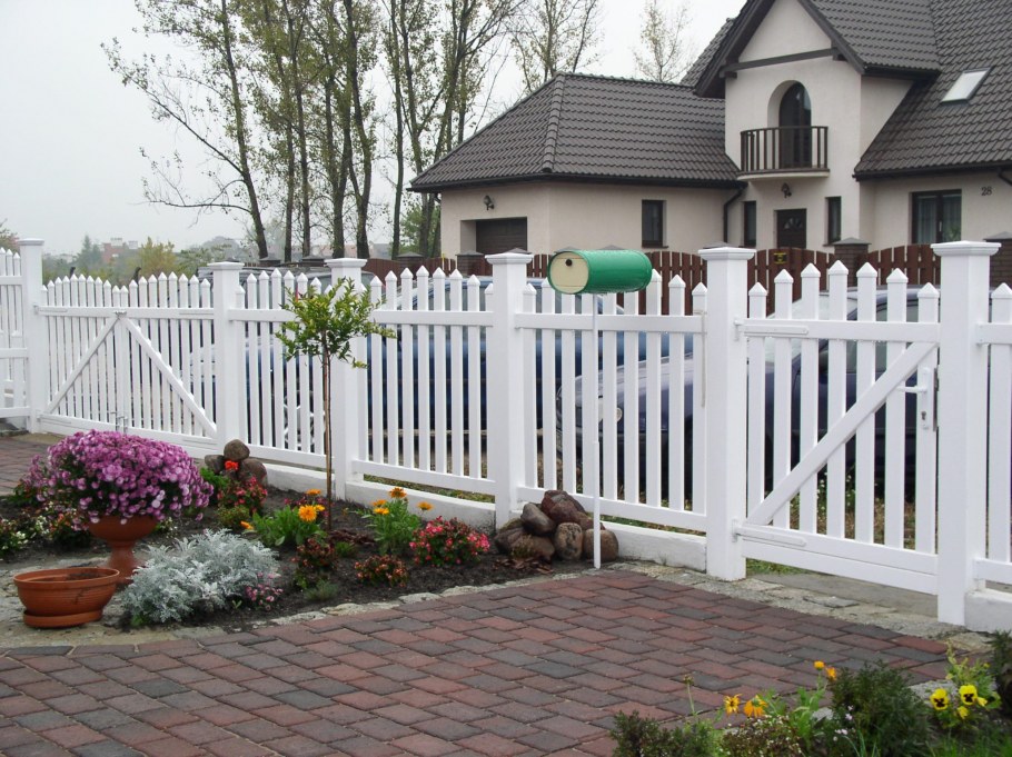 Красивый белый деревянный забор